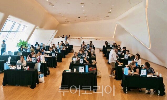 지난해 ‘커넥션스 럭셔리 서울(Connections Luxury Seoul)’ 행사 때 전세계 바이어와 관광기업 참가자들의 1:1 비즈니스 미팅 보습/사진=서울시