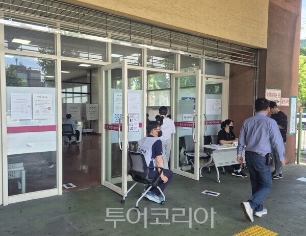 지난 6월 3일 제9회 전국동시지방선거 당일 울산 고속버스터미널 내에 마련된 울산 남구의 한 투표소./사진-투어코리아 김교환 기자