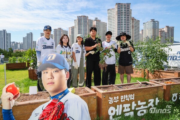 신민혁과 NC 팬들이 함께한 엔팍농활(사진=NC)