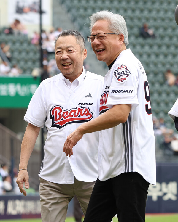박정원 회장과 젠슨 황(사진=두산)