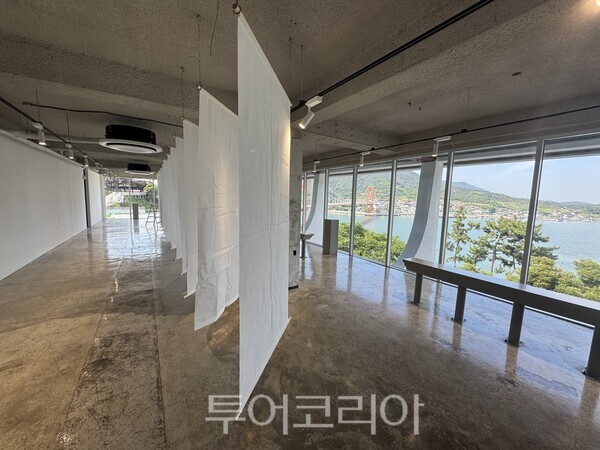 휴게소 형태로 새단장을 마친 남해각 내부/사진=남해군