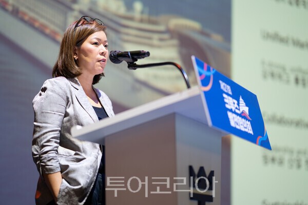 제 21회 크루즈발전협의체 질의응답 세션 공사 반호철 테마관광팀장이 크루즈관광 활성화 사업 계획을 발표하고 있다 로얄캐리비안 웬디 야마자키 아태지역 부사장의 한국 크루즈산업 발전 방향 발표 / 사진-한국관광공사