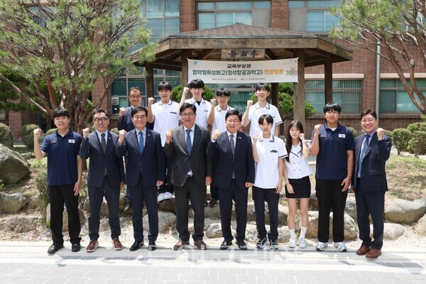 도성훈 인천시교육감은 8일 정석항공과학고등학교에서 최교진 교육부 장관과 ‘협약형 특성화고 현장 간담회’를 마무리하고 기념촬영을 하고 있다.