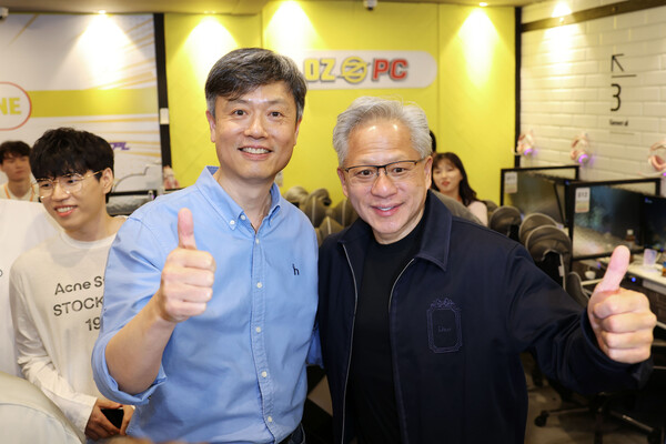 장병규 크래프톤 의장과 젠슨 황 엔비디아 CEO가 서울 강남구의 한 PC방에서 만나 기념사진 촬영에 임하고 있는 모습(사진=크래프톤 제공)