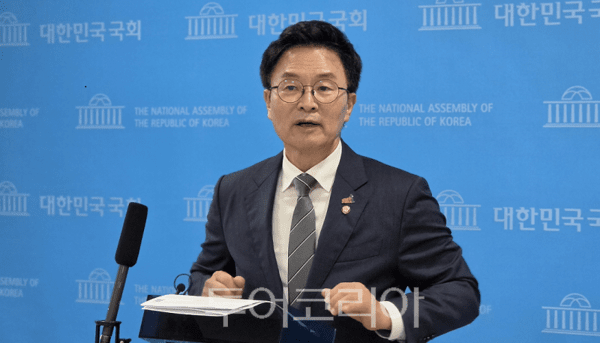 더불어민주당 정진욱 의원이 9일 오전 여의도 국회 소통관에서 기자회견을 마무리하고 취재진의 질문에 답하고 있다. 2026.06.09. / 투어코리아 이창호 기자