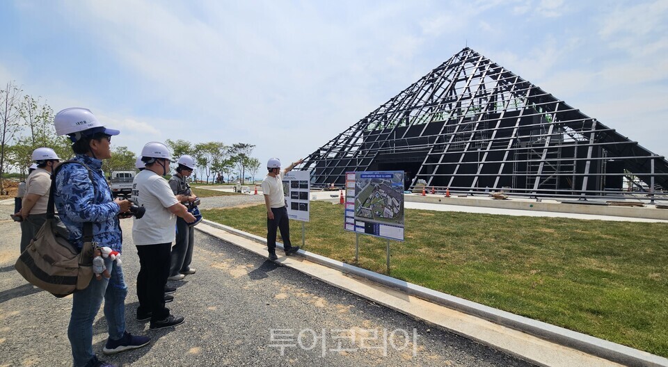 조직위 시설 팀장이  행사장 메인  주제섬  앞에서 주행사장  조성 상황을  설명하고 있다./사진=유경훈 기자