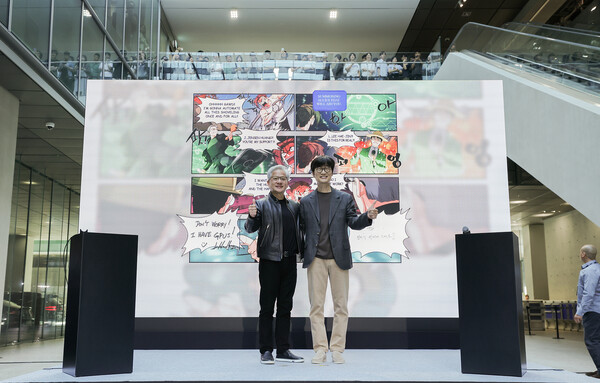 젠슨 황 엔비디아 CEO가 8일 경기도 성남시에 위치한 네이버 1784 사옥을 방문해 이해진 네이버 의장과 기념사진을 찍고 있는 모습(사진=네이버)