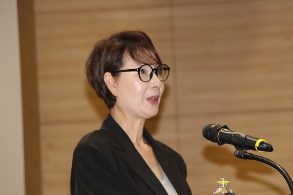 한국미용문신연합회(KBTF)가 10일 오후 국회의원회관 대회의실에서 개최한 '2026 문신산업 미래전략 포럼'에서 신유정 회장이 대법원 판결 이후 문신산업 제도화의 전환점에대한 기조발언을 하고 있다.