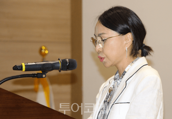 한국미용문신연합회(KBTF)가 10일 오후 국회의원회관 대회의실에서 개최한 '2026 문신산업 미래전략 포럼'에서 김기향 사단법인 코리아아트메이크업협회 이사장이 주제발표를 하고 있다.