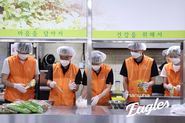 한화는 지난 9일 대전 중구에 위치한 성락종합사회복지관을 방문해 지역 내 취약계층 주민들을 위한 '반찬 나눔' 봉사활동을 펼쳤다(사진=한화)