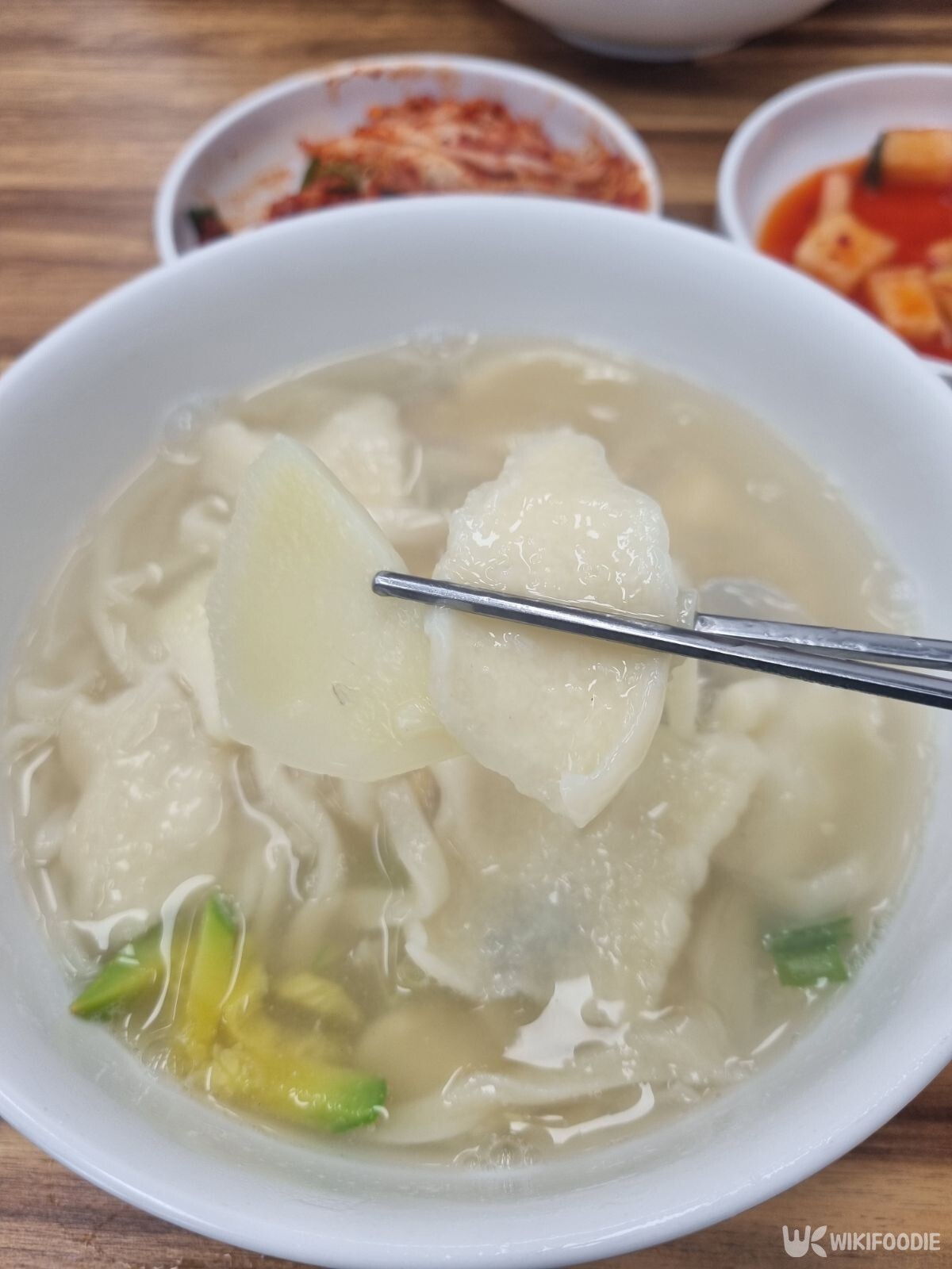 칼국수와 수제비를 섞어 만든 칼제비. / 위키푸디