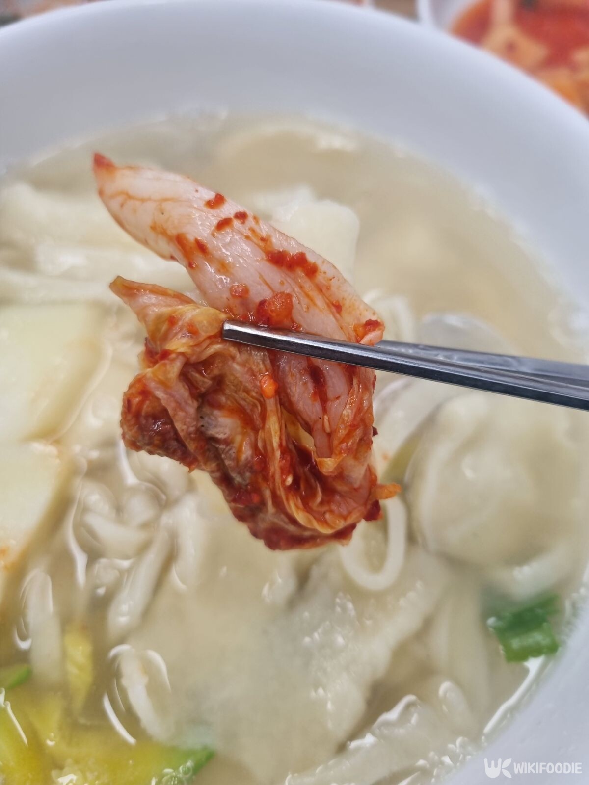 칼국수와 수제비를 섞어 만든 칼제비. / 위키푸디