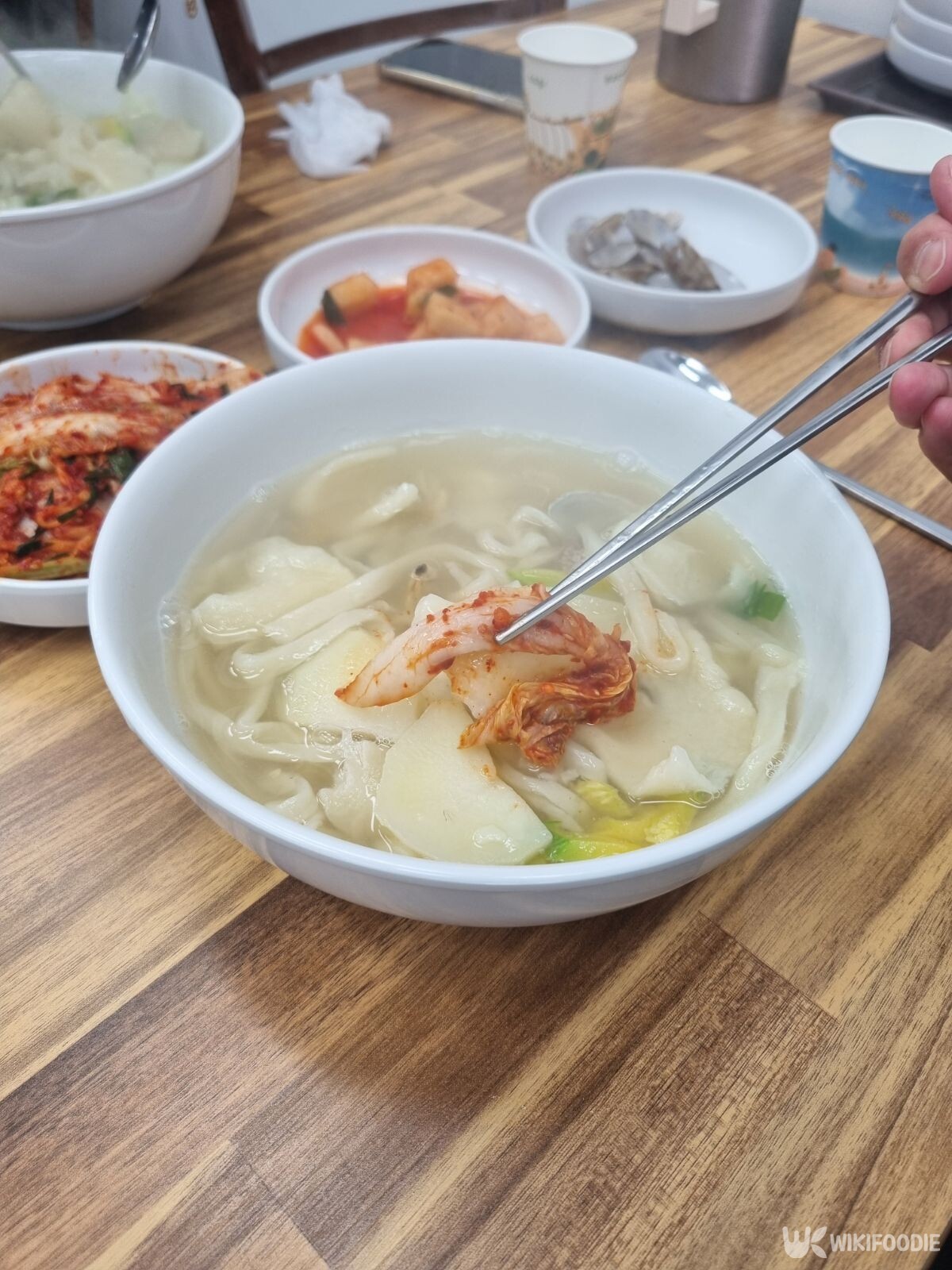 칼국수와 수제비를 섞어 만든 칼제비. / 위키푸디
