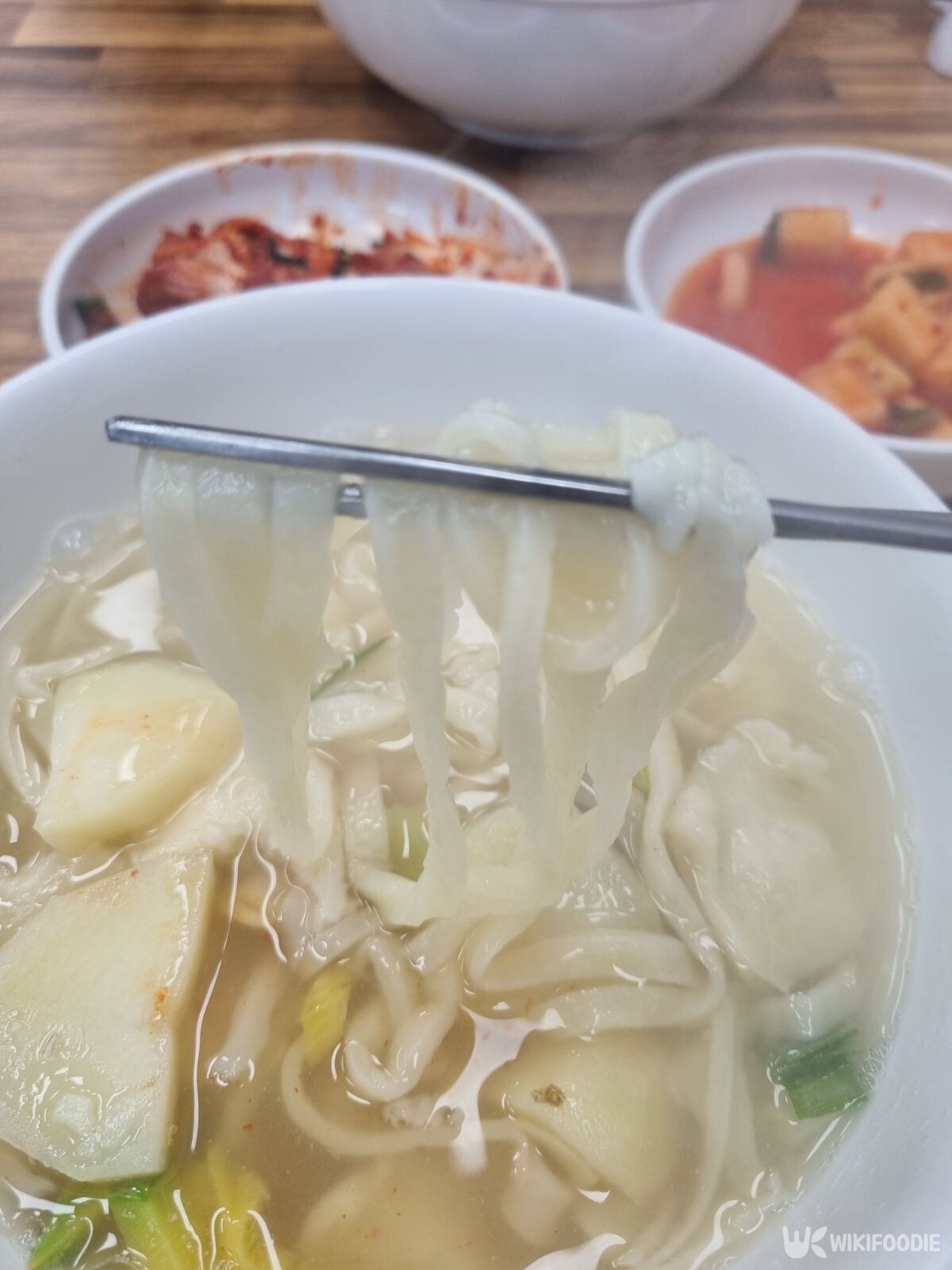 칼국수와 수제비를 섞어 만든 칼제비. / 위키푸디