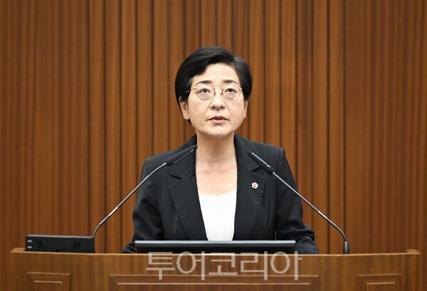 ▲이순열(도담·어진동, 더불어민주당) 세종시의원이 10일 열린 제106회 임시회 제1차 본회의 5분 자유발언을 통해 보도블록 파손과 단차로 인한 시민 안전사고 문제를 강하게 지적하고 있다. /사진-세종시의회