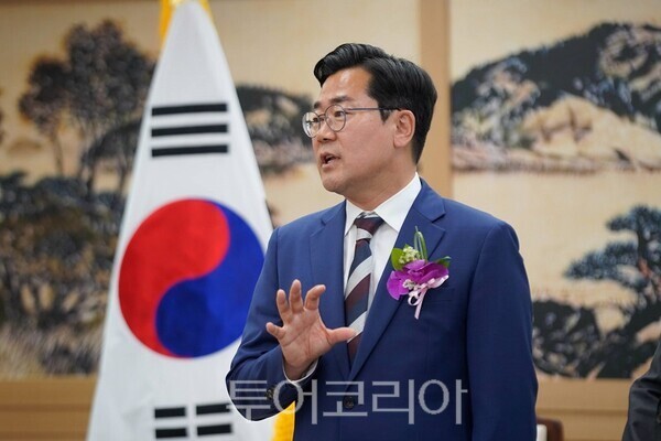 민선 9기 인천시장직 인수위원회가 10일 오후 송도 G타워 민원동 브리핑룸에서 개최한 출범식에서 박찬대 인천시장 당선인이 모두발언을 하고 있다.