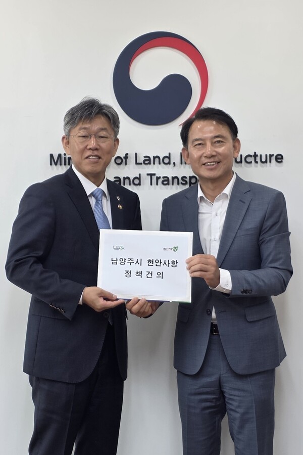 ▲ 최현덕 남양주시장 당선인(오른쪽)이 11일 김이탁 국토교통부 제1차관에게 남양주시 현안 건의서를 전달하고 있다. / 민선9기 남양주시 시장직 인수위원회 제공