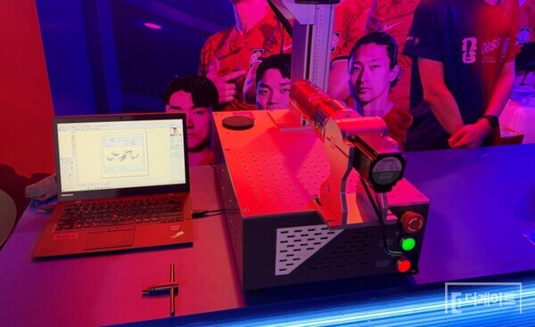 팝업 내 ‘카스 치얼스 바’에서는 카스 한정판 ‘원팀 에디션’ 캔에 대한민국 축구국가대표팀 사인을 각인해주는 서비스도 마련돼 있다.(사진=손현석 기자)