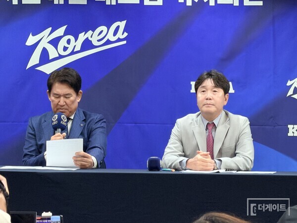 조계현 위원장과 류지현 감독(사진=더게이트 배지헌 기자)