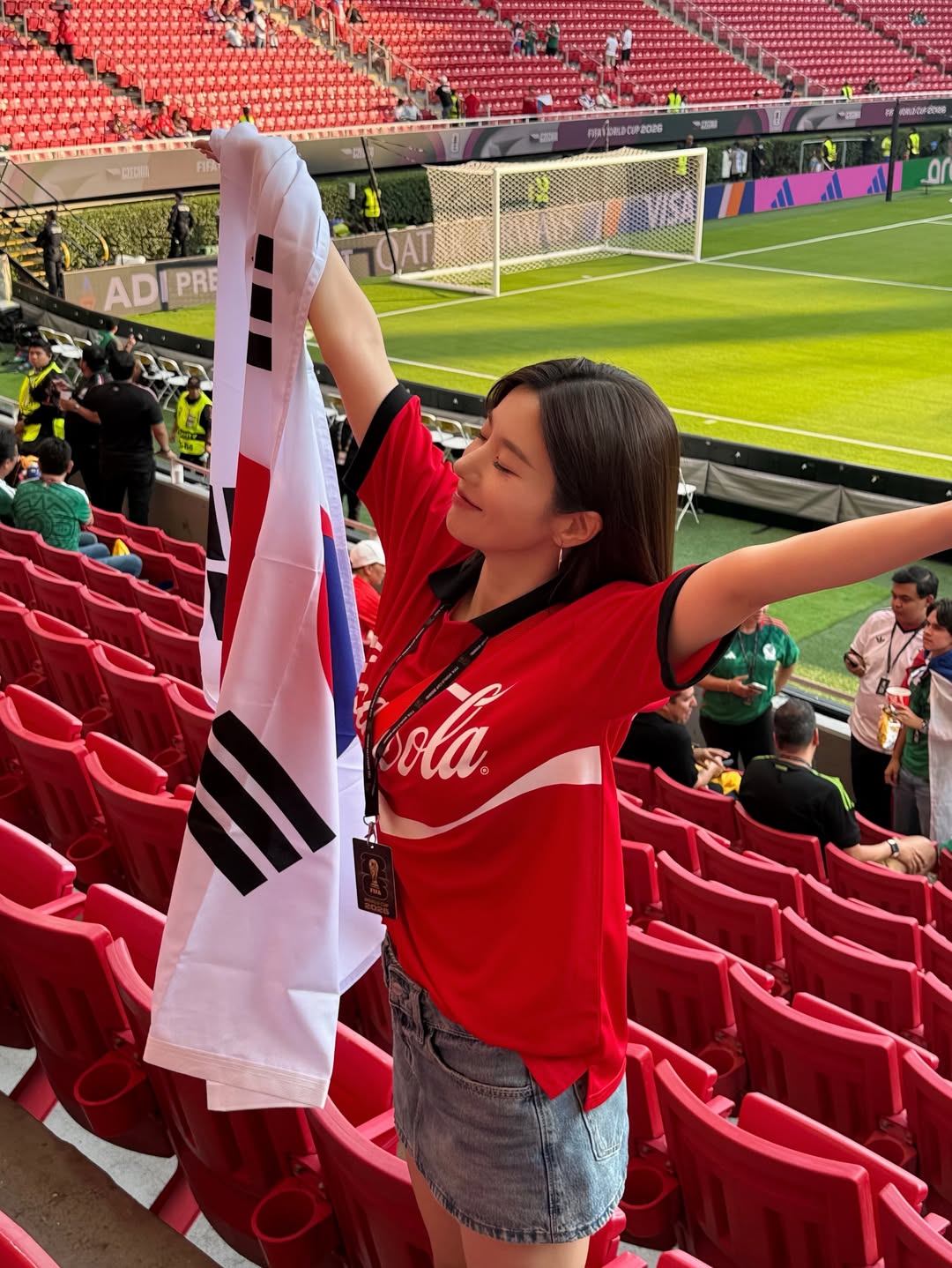 권은비가 2026 FIFA 월드컵 한국 vs 체코 경기장에서 태극기를 들고 포즈를 취했다 / 사진=권은비 인스타그램 @silver_rain.__