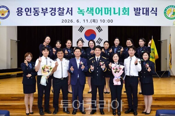 이상일 용인특례시장과 녹색어머니회 회원이 기념사진 촬영을 하고있다/투어코리아뉴스 정명달 기자