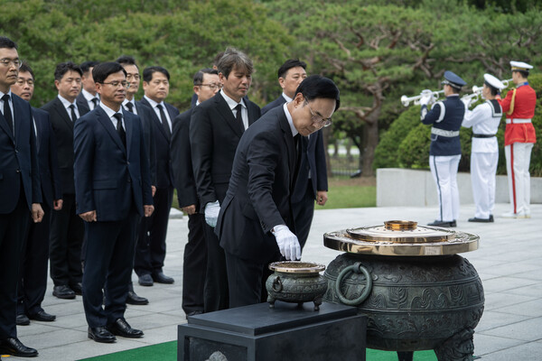 이용배 현대로템 대표이사가 4일 국립서울현충원 현충탑에서 순국선열 및 호국 영령에 분향하고 있다.(사진=현대로템 제공)
