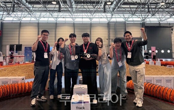 UNIST 권철현 교수(사진 왼쪽) 유니콘 레이싱팀이 '로보레이서' 자율주행 경진대회에서 1위에 올랐다./사진-UNIST