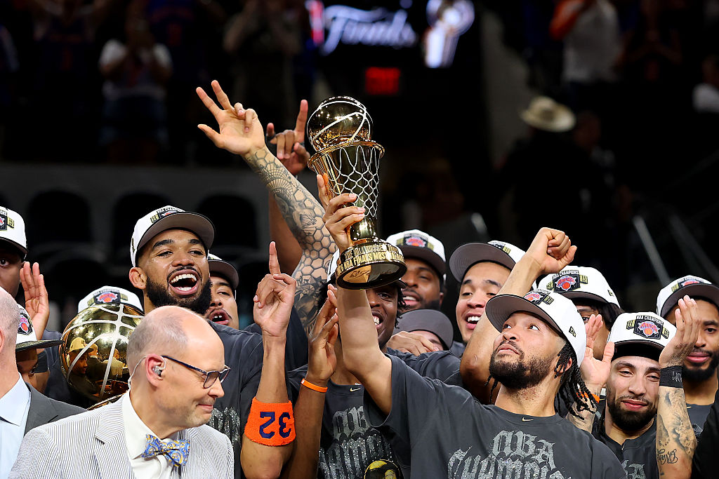 2026 NBA 파이널 우승팀 뉴욕 닉스 선수들이 래리 오브라이언 트로피를 들어 올리고 있다 / 사진=티파니앤코