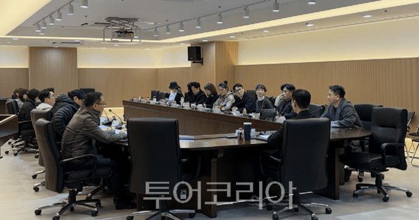 인천광역시댄스스포츠연맹 반시훈 회장이 지난 3월 21일 인천광역시체육회 중회의실에서 신임 임원진과 이사회를 개최하고 있다.