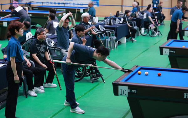 제4회 전국어울림생활체육대축전 당구 종목에 참가한 선수들의 경기모습(사진=대한장애인체육회)