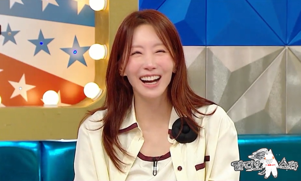 김정은이 MBC '라디오스타' 스튜디오에서 환하게 웃으며 이야기를 나누는 모습 / 사진=MBC '라디오스타'(보도자료)