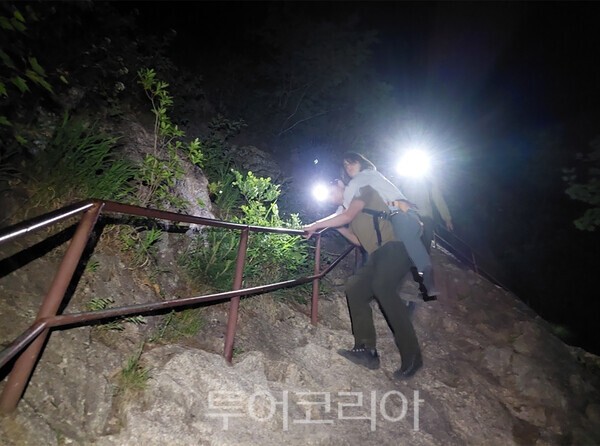 사진 / 업기법을 통한 대피소로 이동하는 모습