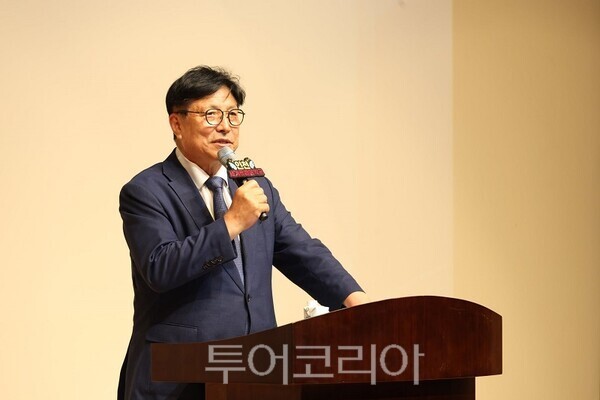 인천광역시교육청이 지난 13일 경인교육대학교 인천캠퍼스에서 개최한 ‘인천세계로배움학교(Incheon Grand Edu-tour) 3기 연합발대식’에서 도성훈 교육감이 개회사를 하고 있다.