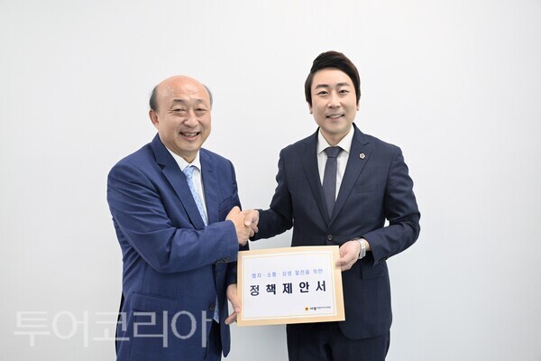 ▲왼쪽부터 김영 제5대 세종시장직 인수위원회 위원장, 임채성 세종시의회 의장. /사진-세종시의회