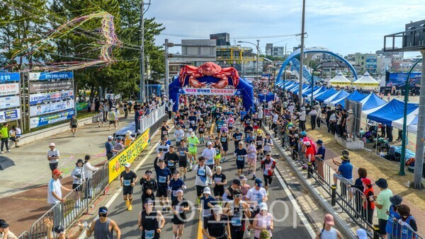 제22회 영덕해변 전국 마라톤대회가 지난 14일 영덕 블루로드에서 열렸다./사진-영덕군 