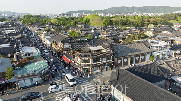 경주의 대표 명소인 황리단길./사진-경주시