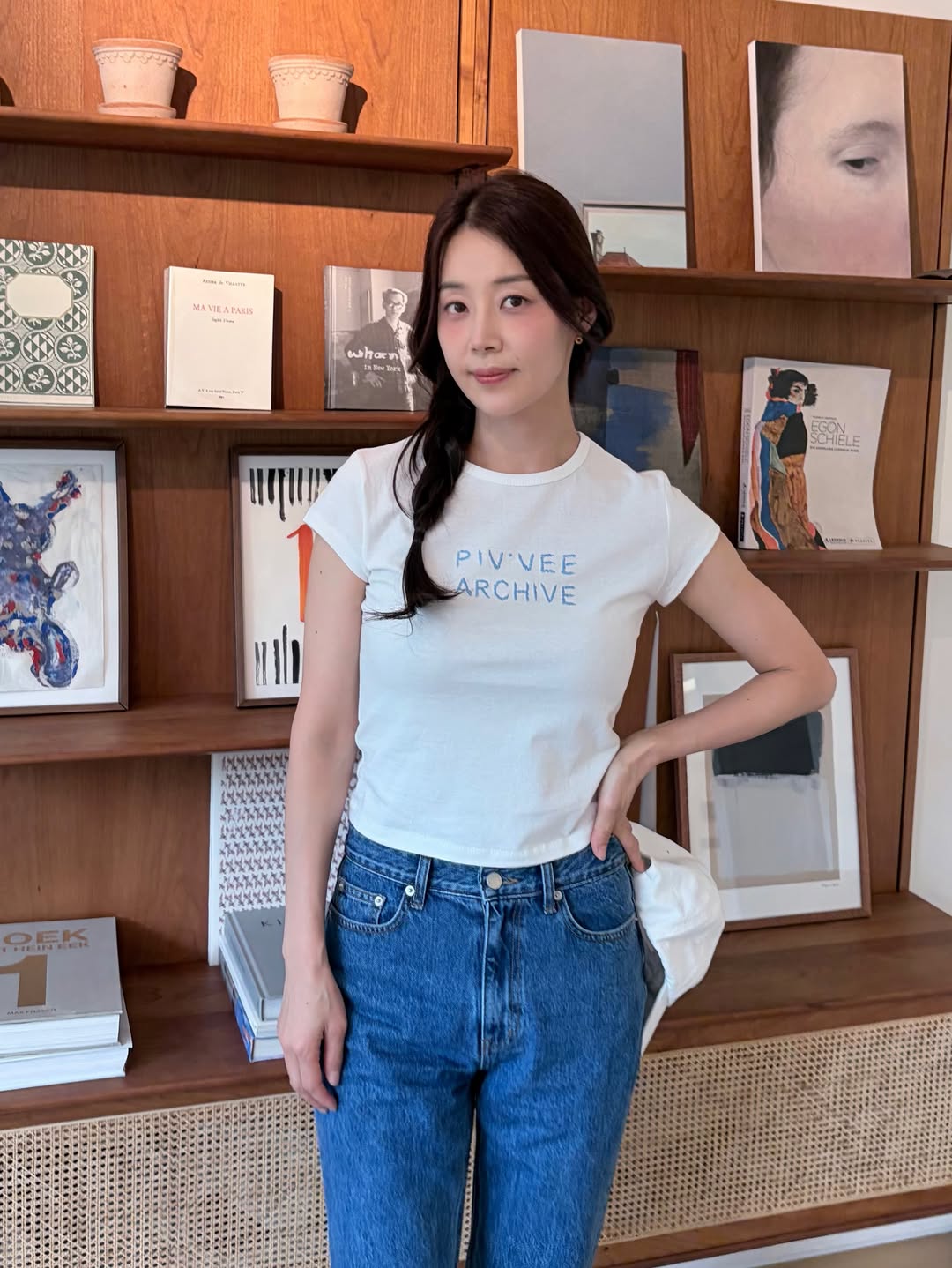 한지혜가 피브비 로고 화이트 크롭 티셔츠와 블루 데님 팬츠를 착용하고 실내에서 포즈를 취했다. / 사진=한지혜 인스타그램 @jh_han