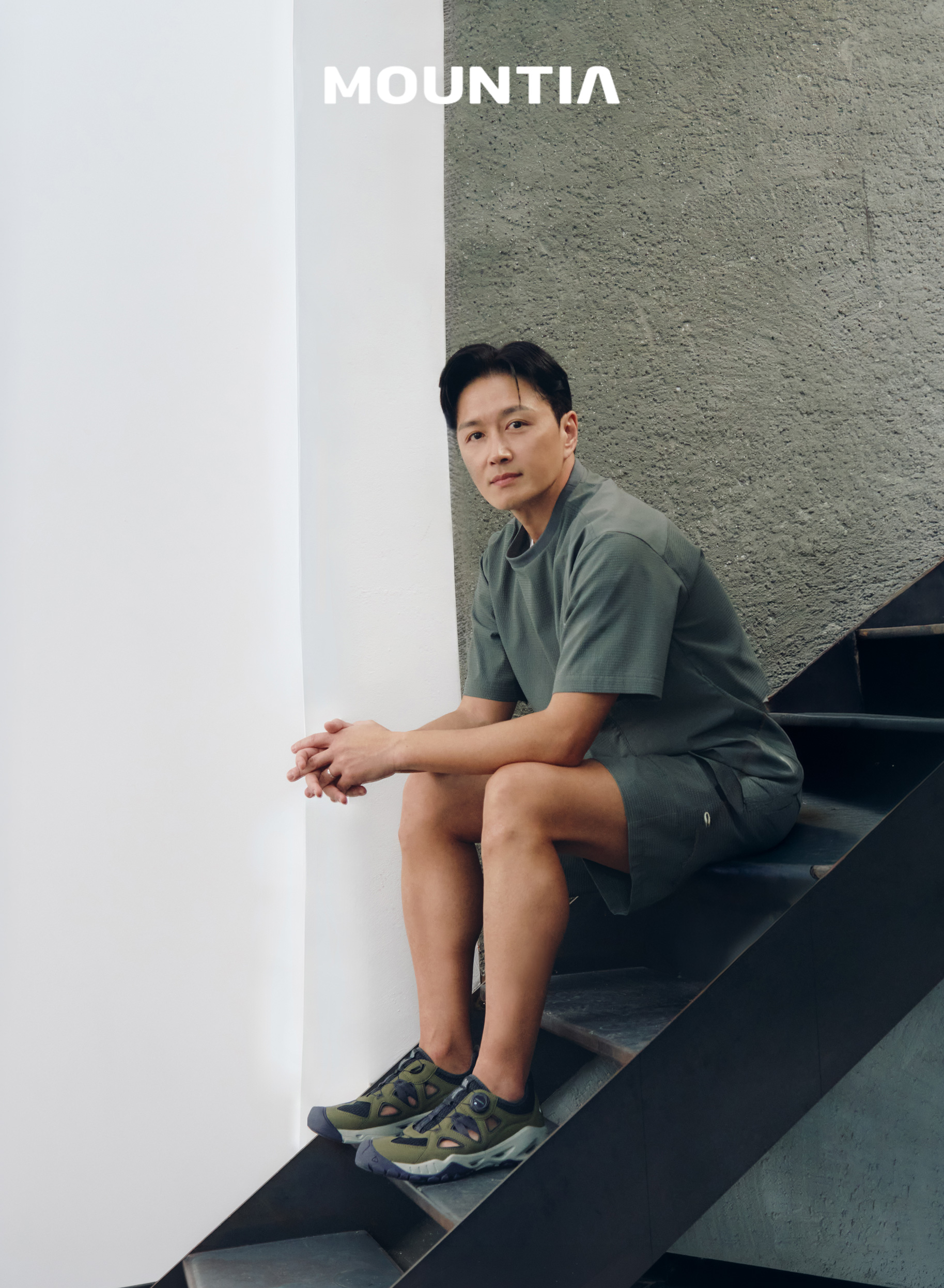 배우 진태현이 마운티아 '아이스런레쉬'를 착용하고 계단에 앉아 있다. / 사진=마운티아