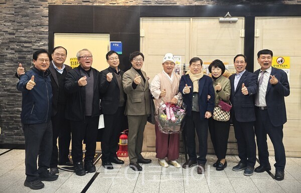 ▲더불어민주당 서산·태안 지역위원장에 도전장을 낸 이명교(오른쪽 두 번째) 변호사가 지난해 11월 14일, 서울에서 공연을 마친 충청남도 무형유산 서산 박첨지놀이 관계자들을 격려한 후 기념촬영을 하고 있다. /사진-이명교