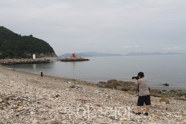 경남 남해군 삼동면의 몽돌해변 전경. 2026.06.17. / 투어코리아뉴스 이창호 기자