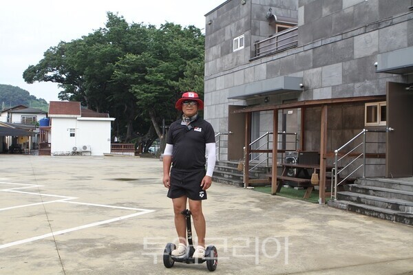 남해군 삼동면 동부대로에 위치한 남해바다향기펜션에서 관광객 안내 및 해양 체험을 진행하고 있는 남해바다향기펜션 황수만 대표. 2026.06.17. / 투어코리아뉴스 이창호 기자