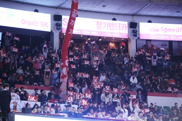 SK렌터카 등 띠 전광판이 눈길을 끄는 SK나이츠 홈구장 전경(사진=SK나이츠)