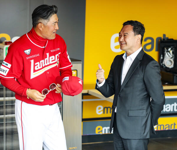 이숭용 감독과 김재섭 대표(사진=SSG)