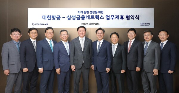 전략적 파트너십 구축을 위한 양해각서(MOU) 체결식에 참석한 (좌측부터) 하은용 대한항공 재무부문 부사장, 박병률 진에어 대표, 송보영 아시아나항공 대표, 류경표 한진칼 대표이사 부회장, 우기홍 대한항공 대표이사 부회장, 홍원학 삼성생명 사장, 이문화 삼성화재 사장, 박종문 삼성증권 사장, 김이태 삼성카드 사장, 김우석 삼성자산운용 대표가 기념사진을 촬영하는 모습(사진=대한항공 제공)