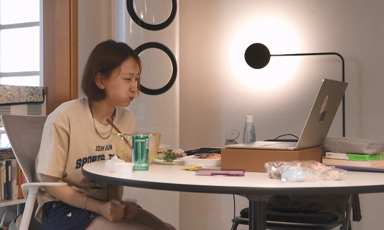 자취 11년 차 류혜영의 집 안 일상. 조명 아래 노트북과 배달 음식을 앞에 두고 하루를 마무리하는 모습으로 5년간 이어온 루틴과 최애 배달 메뉴도 함께 공개된다. / 사진=MBC '나 혼자 산다'