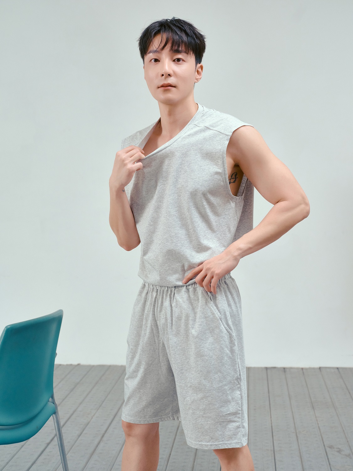 BYC 보디드라이 데일리 쿨링 남탱탑 착용 정면 컷. V넥 탱탑과 쇼트 팬츠로 구성된 라이트 그레이 멜란지 컬러가 시원한 인상을 준다. / 사진=BYC
