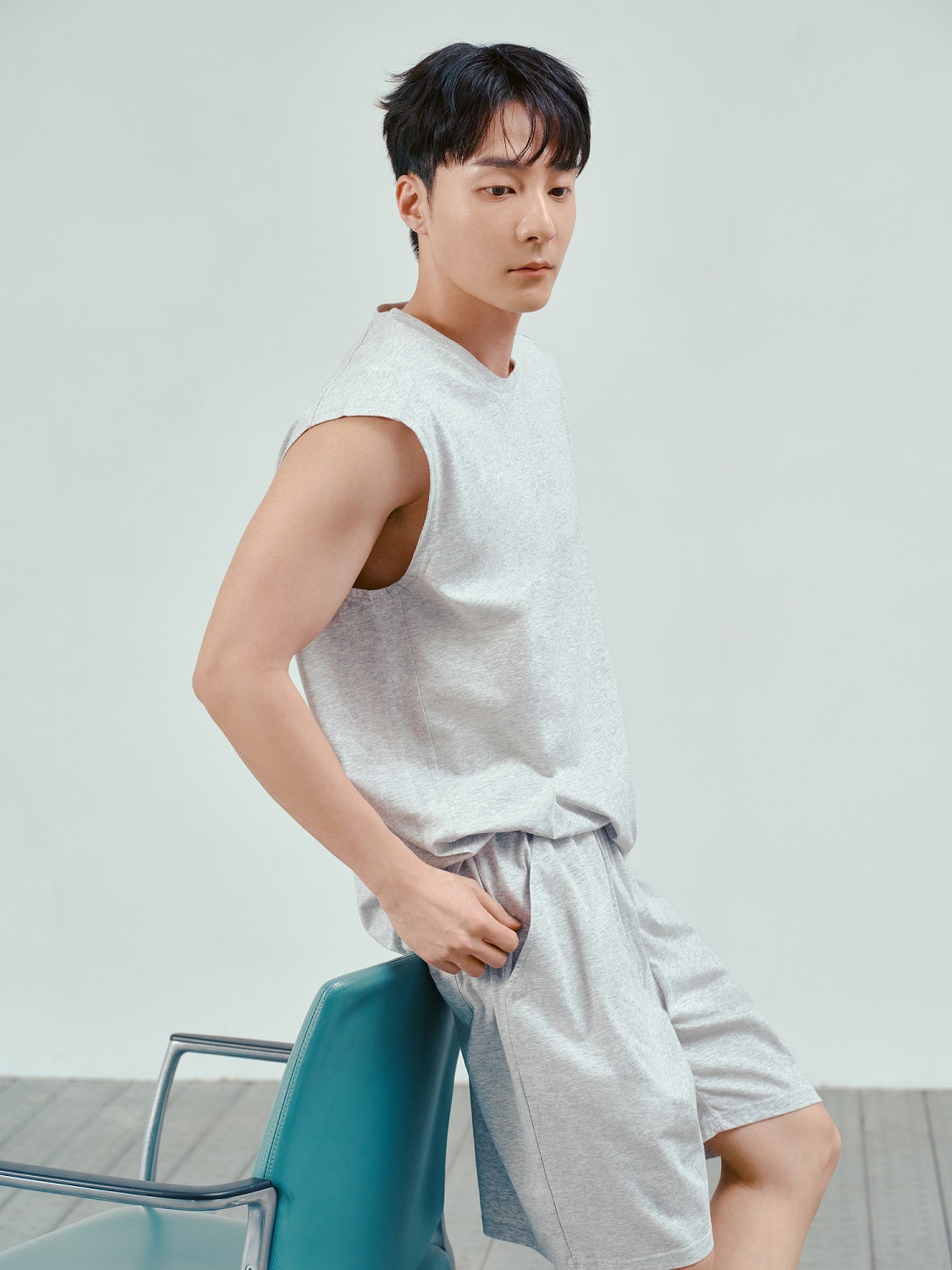 BYC 보디드라이 데일리 쿨링 남탱탑 착용 측면 컷. 슬림한 실루엣과 여유 있는 핏이 공존해 이너웨어와 단독 착용 모두 자연스럽다. / 사진=BYC
