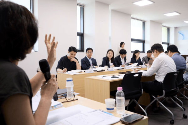 ▲ 양주시장직 인수위원회가 지난 16일 도로교통국으로부터 7호선 도봉산~옥정 광역철도 건설사업 추진 현황을 보고받고 있다. / 양주시 제공 