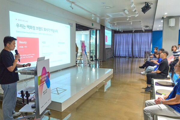 LG생활건강이 지난 18일 서울 강남구 코엑스에서 열린 ‘2026 서울 오픈이노베이션 런칭데이’에 참석해 사업 설명회를 진행하고 있다.(사진=LG생활건강 제공)
