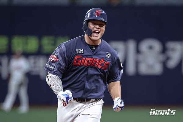 홈런을 치고 포효하는 김동현(사진=롯데)